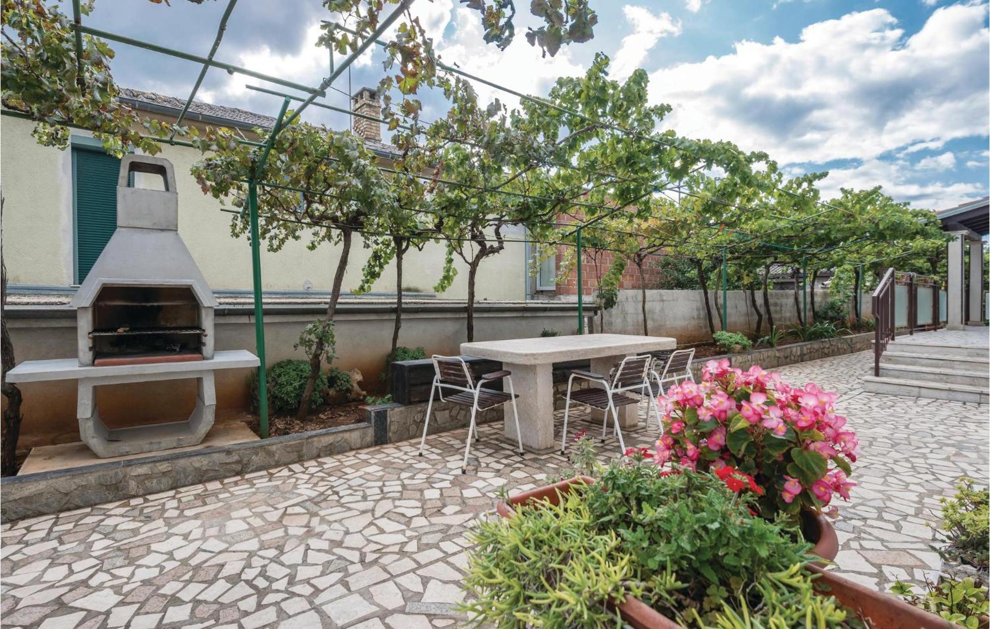 1 Bedroom Cozy Apartment In Pula Ngoại thất bức ảnh